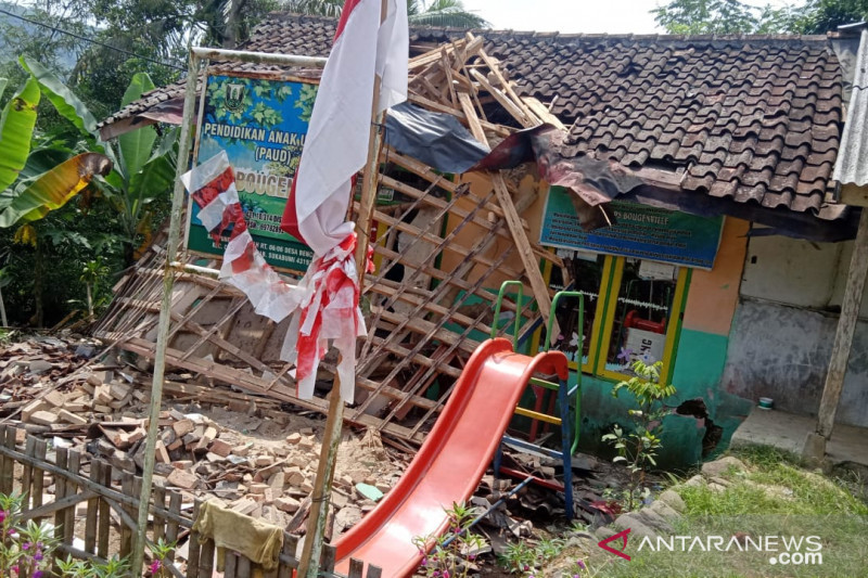 Akibat Hujan Deras Posyandu di Sukabumi Ambruk, 10 Orang Terluka