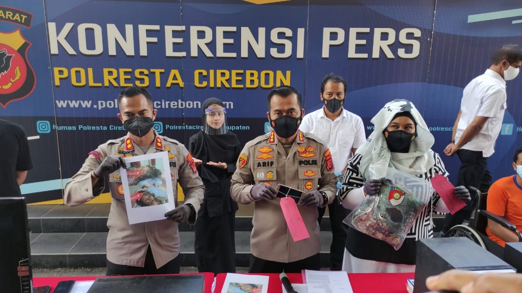 Kapolresta Cirebon Kombes Pol Arif Budiman, saat melakukan rilis kasus pencurian dengan pembunuhan.