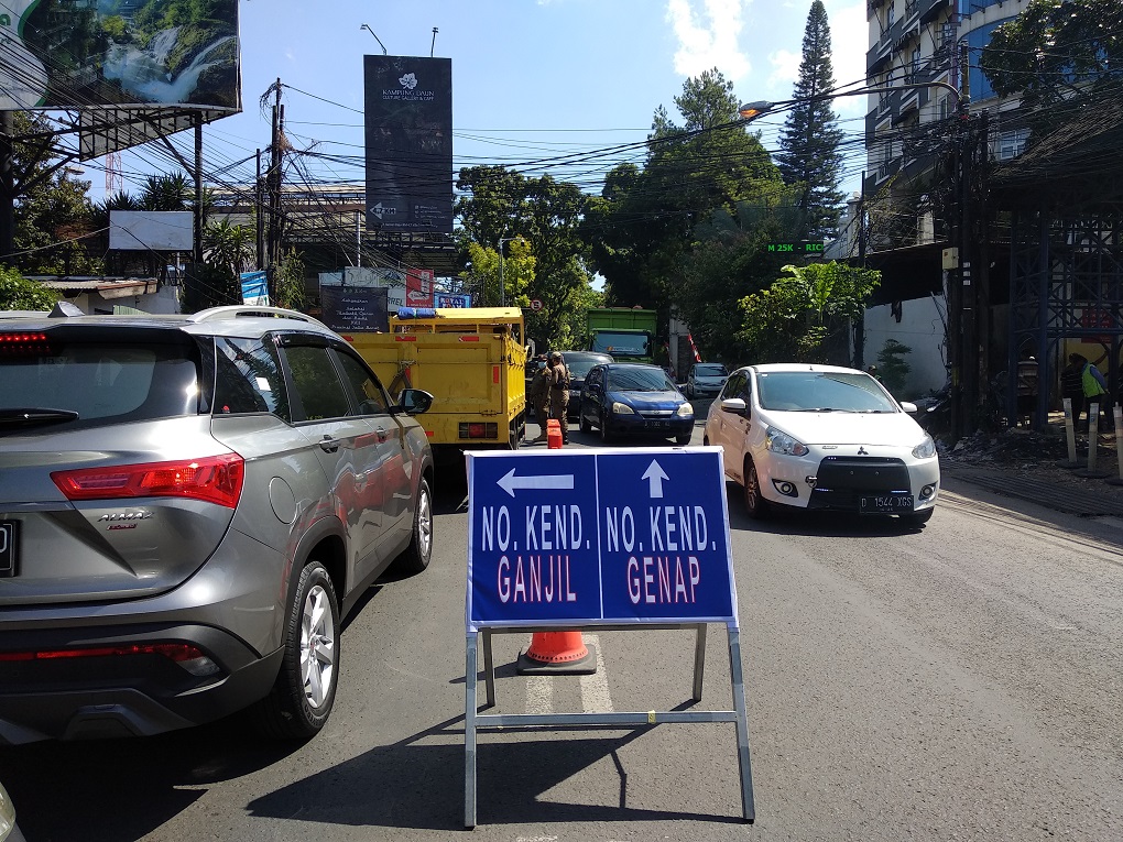 Polisi memberlakukan sistem ganjil genap di depan Terminal Ledeng, Kota Bandung, arah menuju kawasan Lembang.