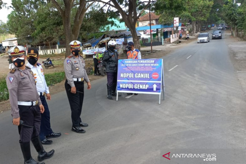 Petugas Satuan Lalu Lintas Polres Garut bersiaga saat pemberlakukan ganjil genap di jalur wisata Kabupaten Garut, Jawa Barat, Sabtu (18/9/2021). (ANTARA/HO-Polres Garut)