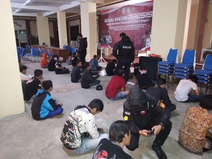 Tim Maung Galunggung Polresta Tasikmalaya menangkap 28 pemuda dan pemudi diduga tengah melakukan pesta miras oplosan. (Foto: MI/Kristiadi)
