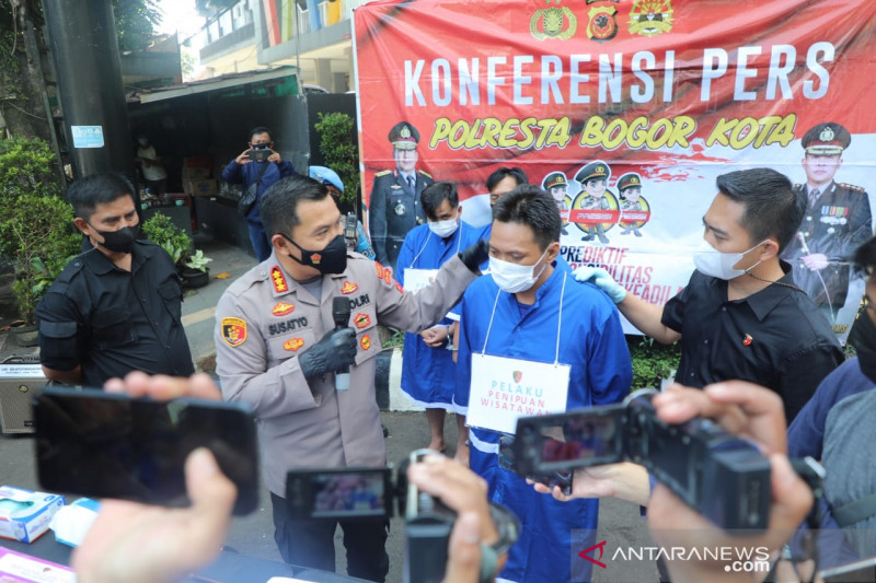 Kapolresta Bogor Kota Kombes Pol Susatyo Purnomo Condro saat ekspose penangkapan atas komplotan penipu berkedok wisatawan asing, di Kota Bogor, Sabtu (25/9/2021). (ANTARA/HO/Polresta Bogor Kota)