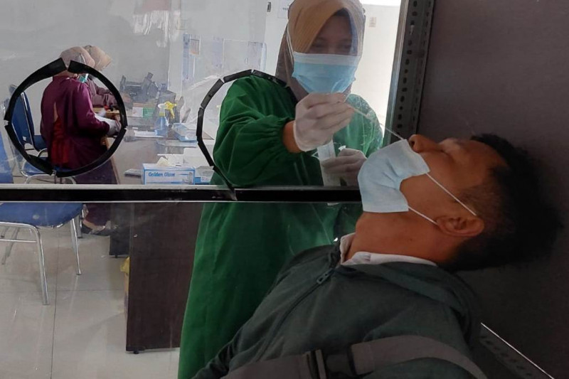 Ilustrasi--Seorang calon penumpang KA jarak jauh melakukan tes antigen di Stasiun Madiun, Kamis (23/9/2021). ((ANTARA/HO-Humas Daop 7 Madiun))