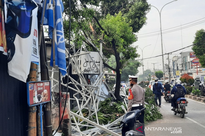 Terjangan angin kencang menyebabkan atap bangunan roboh di Kota Depok, Jawa Barat, Selasa (21/9/2021). (ANTARA/Feru Lantara)
