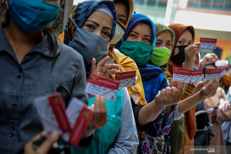 Warga menunjukan Kartu Keluarga Sejahtera saat pembagian Bantuan Pangan Non Tunai (BPNT) di Sadakeling, Bandung, Jawa Barat, Senin (11/5/2020). (ANTARA FOTO/Raisan Al Farisi/wsj)