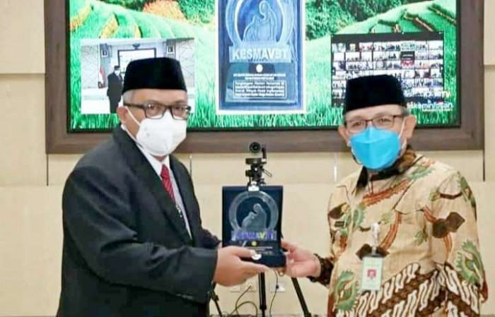 Bupati Sukabumi, Marwan Hamami, menerima Penghargaan KASIRA. (Foto Sukabumikab)