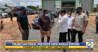 Momen Langka, Jokowi Berikan Jaket kepada Warga Sorong