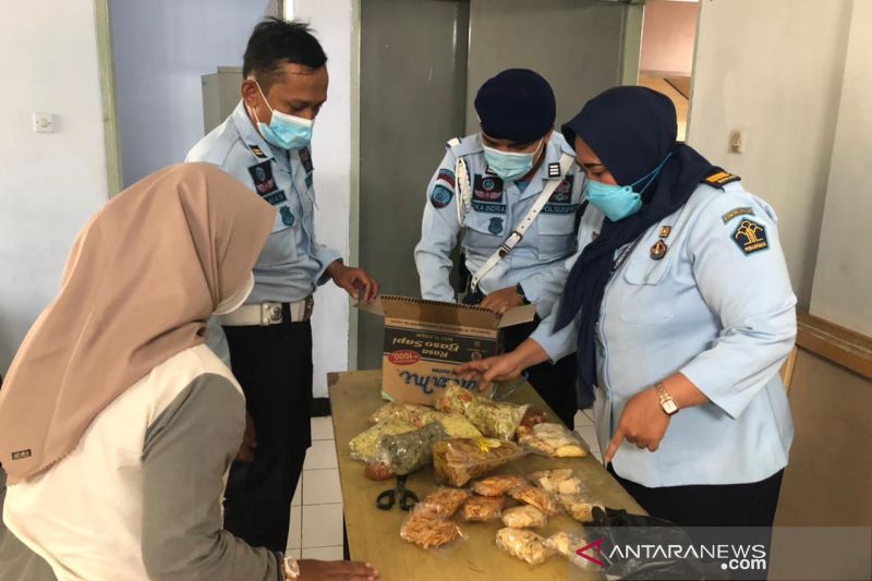 Petugas memeriksa makanan di Lembaga Pemasyarakatan Kabupaten Garut, Jawa Barat, Senin (4/10/2021). ANTARA/HO-Lapas Garut