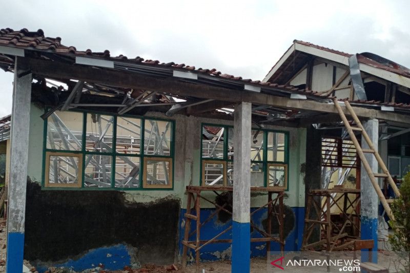 Bangunan SMPN 1 Pagelaran, Cianjur, Jawa Barat ambruk bagian atapnya saat proses renovasi sedang berjalan, mengakibatkan tiga orang pekerja luka-luka, Senin (4/10/2021). ANTARA/Ahmad Fikri