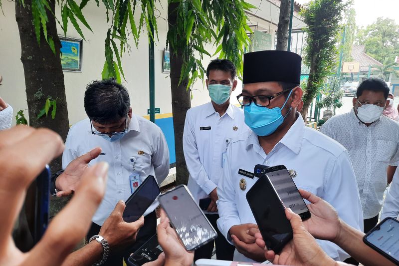 Wakol Wali Kota Depok Imam Budi Hartono usai meninaju pelaksanaan PTMT.(ANTARA/Foto: Feru Lantara)