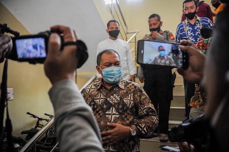 Wali Kota Bandung Oded M Danial memberikan keterangan kepada awak media usai menjalani pemeriksaan oleh penyidik KPK, di Gedung Sabhara Polrestabes Bandung, Jawa Barat, Jumat (4/9/2020). (Foto: ANTARA/Raisan Al Farisi)