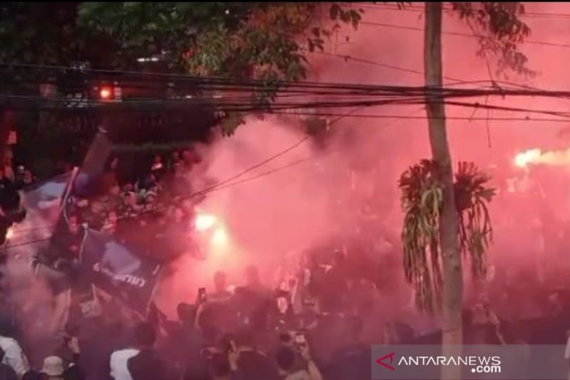 Bobotoh melakukan aksi di depan Graha Persib Bandung,. (ANTARA/Bagus Ahmad Rizaldi)