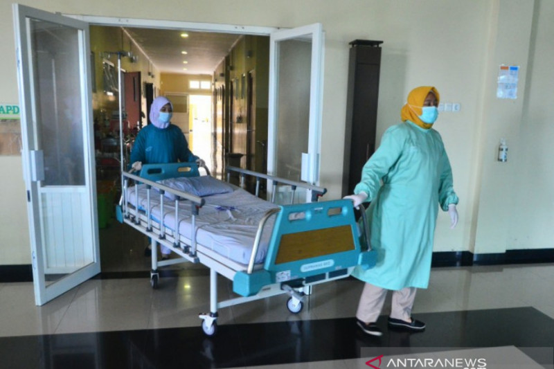 Ilustrasi--Tenaga kesehatan mendorong tempat tidur dari ruangan bekas isolasi pasien COVID-19 di Rumah Sakit Aisyiyah, Kudus, Jawa Tengah, Kamis (26/8/2021).