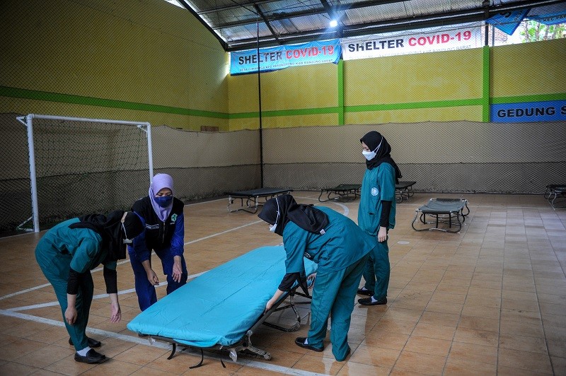 Ilustrasi--Tenaga kesehatan merapikan tempat tidur pasien COVID-19 di Shelter COVID-19 Desa Ciwaruga, Parongpong, Kabupaten Bandung Barat, Jawa Barat. (Foto: ANTARA/Raisan Al Farisi)