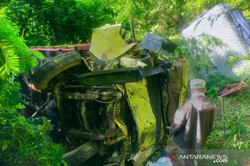 Truk bermuatan kawat bronjong terjun ke dalam jurang sedalam 15 meter di Tanjakan Huut, Desa Balegede, Kecamatan Naringgul, Cianjur, Jawa Barat, satu orang tewas dan dua orang lainnya luka-luka, Selasa (12/10).ANTARA POTO. ANTARA/Ahmad Fikri.