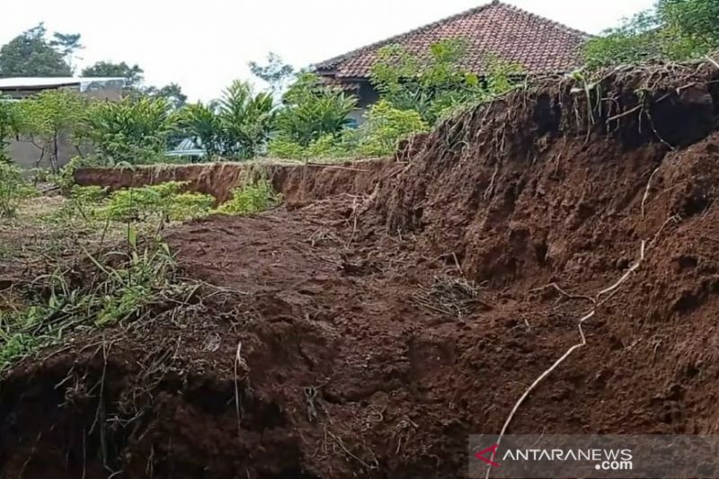 Bencana alam pergerakan tanah kerap melanda sebagian besar kecamatan di Cianjur, Jawa Barat, sehingga warga diimbau waspada seiring masuknya musim penghujan. (ANTARA/Ahmad Fikri)