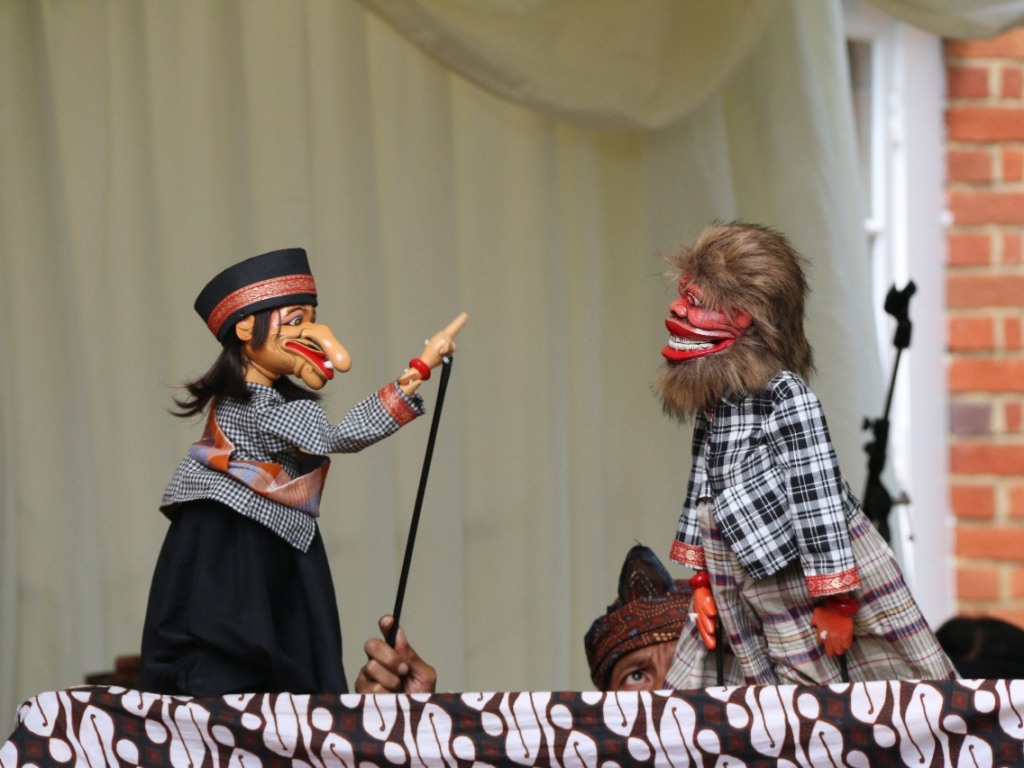 Si Cepot dan Dawala menghibur penonton di Wisma Nusantara London. (Foto: KBRI London)