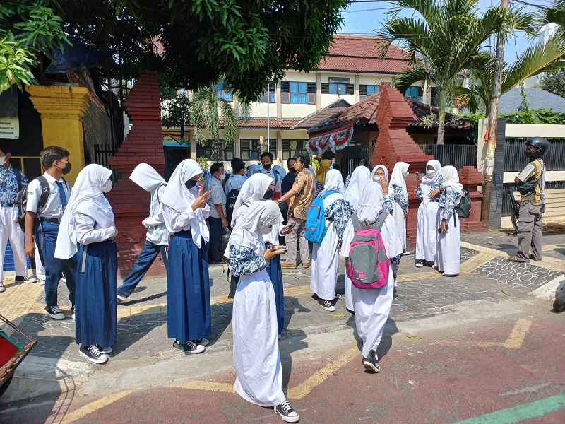 Ada demo, dua sekolah di Cirebon dibubarkan lebih awal. (Foto: Medcom.id/Rofahan)