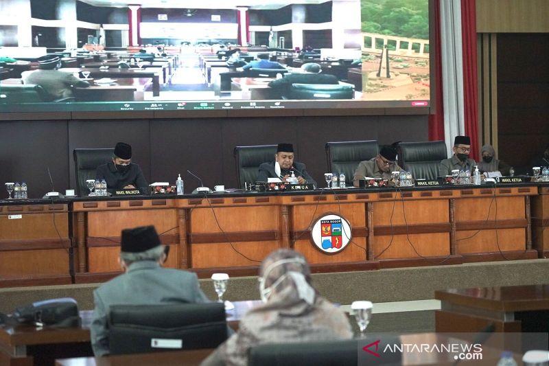  Suasana rapat paripurna penyerahan tiga draf Raperda Kota Bogor, Kamis (14/10/2021). (ANTARA/Pemkot Bogor)