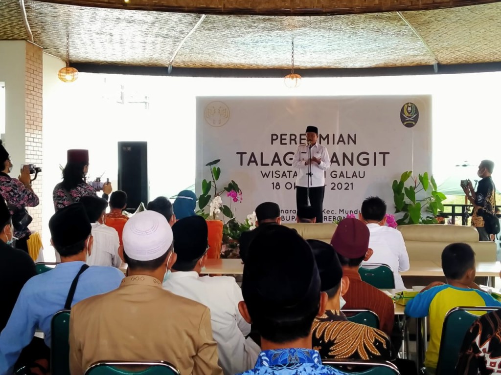 Wakil Gubernur Jawa Barat UU Ruzhanul Ulum saat meresmikan lokasi wisata Talaga Langit di Cirebon, Senin 18 Oktober 2021. Medcom.id/Ahmad Rofahan