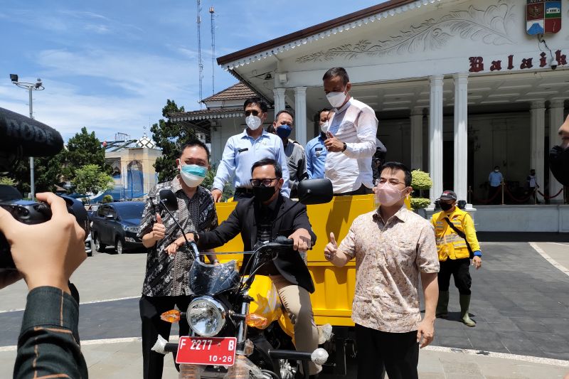 Wali Kota Bogor Bima Arya saat mencoba mengendarai gerobak bermotor pengangkut sampah atau motor sampah (Mosam) yang akan dibagikan ke setiap kelurahan. (ANTARA/Linna Susanti)