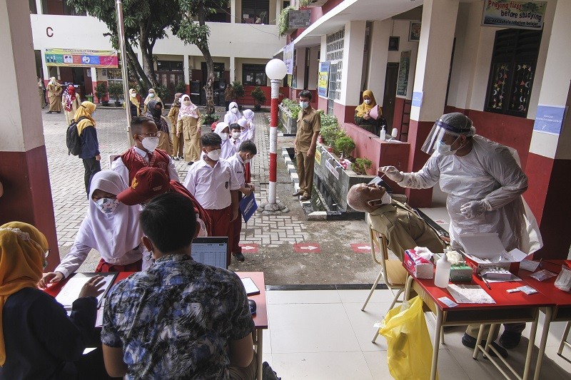 Ilustrasi--Sejumlah siswa dan guru antre untuk melakukan tes antigen di SDN Depok 1, Depok, Jawa Barat, Senin (18/10/2021) (Foto: ANTARA/Asprila Dwi)