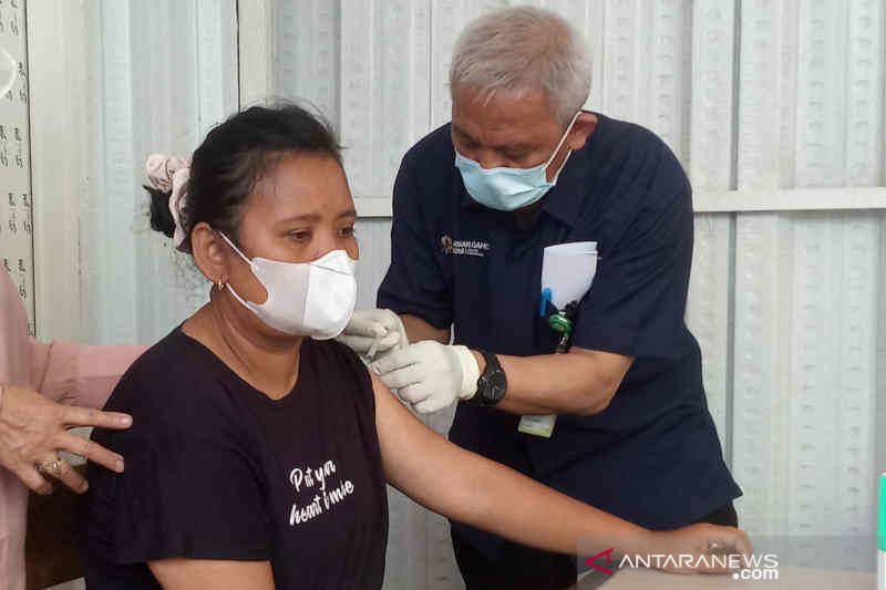 Direktur Promosi Kesehatan dan Pemberdayaan Masyarakat Kemenkes RI Imran Agus Nurali (kanan) menyuntikkan vaksin kepada warga di tempat istirahat KM 229 B Tol Kanci Pejagan di Cirebon, Sabtu, 23 Oktober 2021. ANTARA/ Khaerul Izan