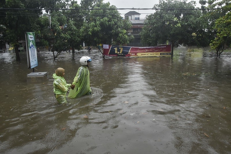 Ilustrasi-- Dua warga menerobos genangan air di Rawalumbu, Bekasi, Jawa Barat. (ANTARA/Fakhri Hermansyah)