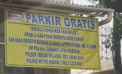 Spanduk parkir gratis Indomaret Bekasi yang viral. Twitter @RDNADN