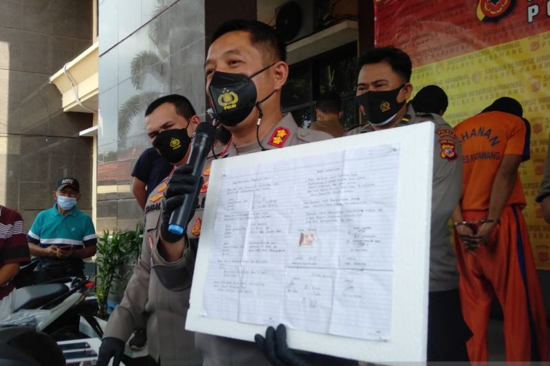 Kapolres Karawang AKBP Aldi Subartono menunjukkan surat perjanjian antara isteri korban dengan sekelompok orang yang melakukan pembunuhan. ANTARA/Ali Khumaini