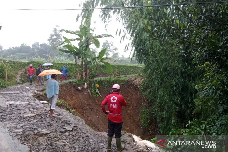 Longsor dan Angin Kencang Terjang 3 Kecamatan di Sukabumi Utara