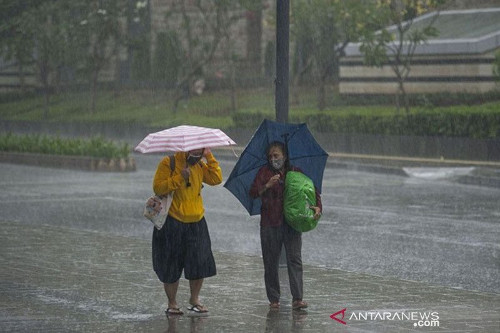 Ilustrasi warga menggunakan payung saat hujan mengguyur. ANTARA FOTO/Aditya Pradana Putra