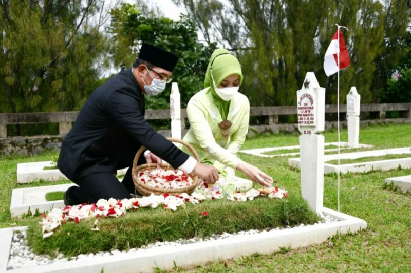 Gubernur Jawa Barat Ridwan Kamil di TMP Cikutra, Bandung. (Foto: ANTARA/Humas Pemprov Jabar)