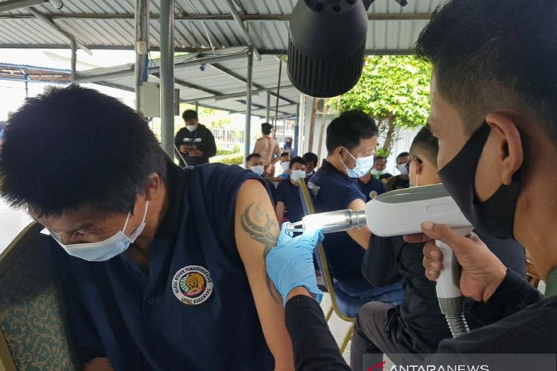 Warga binaan Lapas Karawang ikuti program hapus tato. (ANTARA/Ali Khumaini)