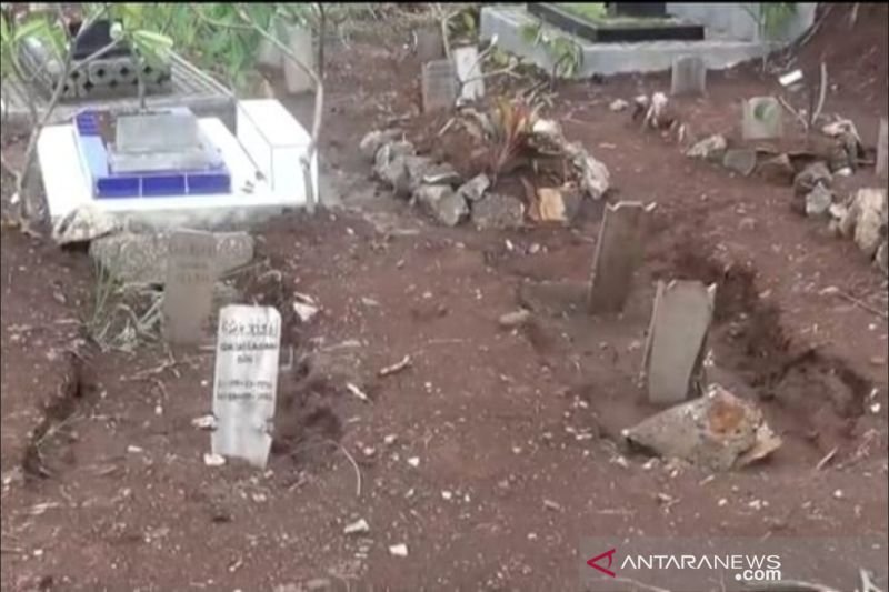 Sejumlah makam jenazah covid-19 amblas di TPU Cikadut, Kota Bandung, Jawa Barat. (ANTARA/Dokumentasi Pribadi)