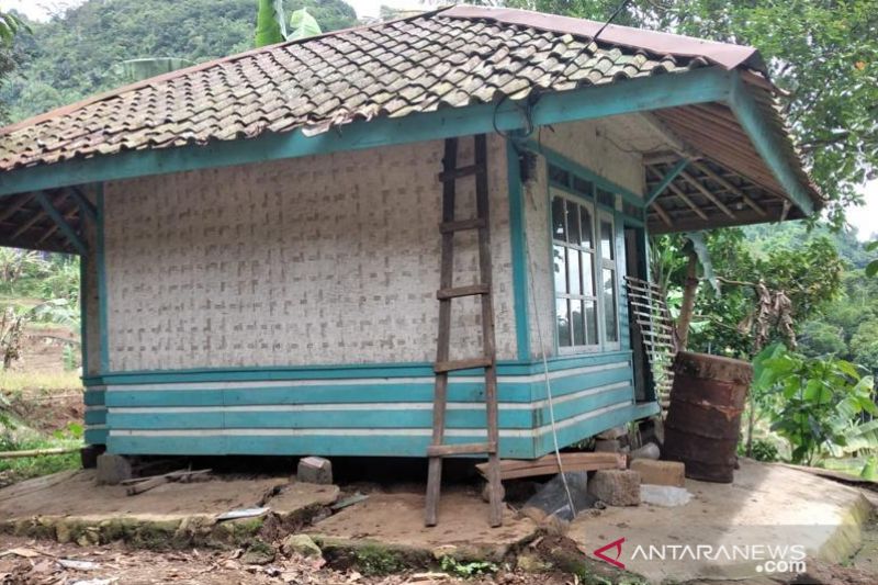 Pergerakan tanah menyebabkan rumah warga rusak di wilayah Kecamatan Campaka, Kabupaten Cianjur, Provinsi Jawa Barat. ANTARA/ Ahmad Fikri