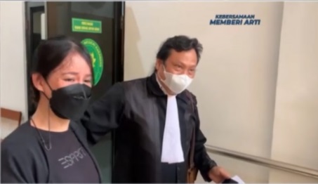Valencya alias Nency Lim, istri yang didakwa setahun penjara karena mengomeli suaminya di Karawang, Jawa Barat (kiri). Metro TV