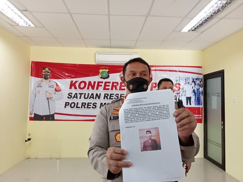 Kapolres Metro Bekasi Kota, Kombes Pol Aloysius Suprijadi saat melakukan konferensi pers, Sabtu 27 November 2021. Antonio/Medcom.id