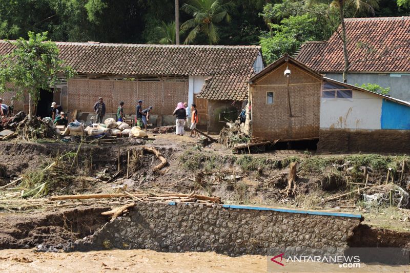 Sejumlah warga membersihkan lingkungannya yang terdampak banjir bandang di Kecamatan Sukawening, Kabupaten Garut, Jawa Barat, Ahad (28 11 2021). (ANTARA HO-Diskominfo Garut)
