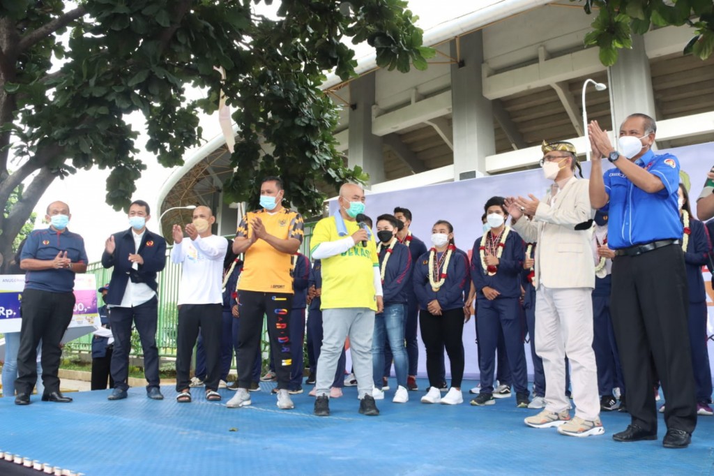 Pemerintah Kota (Pemkot) Bekasi dan Komite Olahraga Nasional Indonesia (KONI) Kota Bekasi memberikan bonus kepada para atlet berprestasi di Pekan Olahraga Nasional (PON) XX Papua 2021. (ANTARA/Rudi Kurniawansyah)