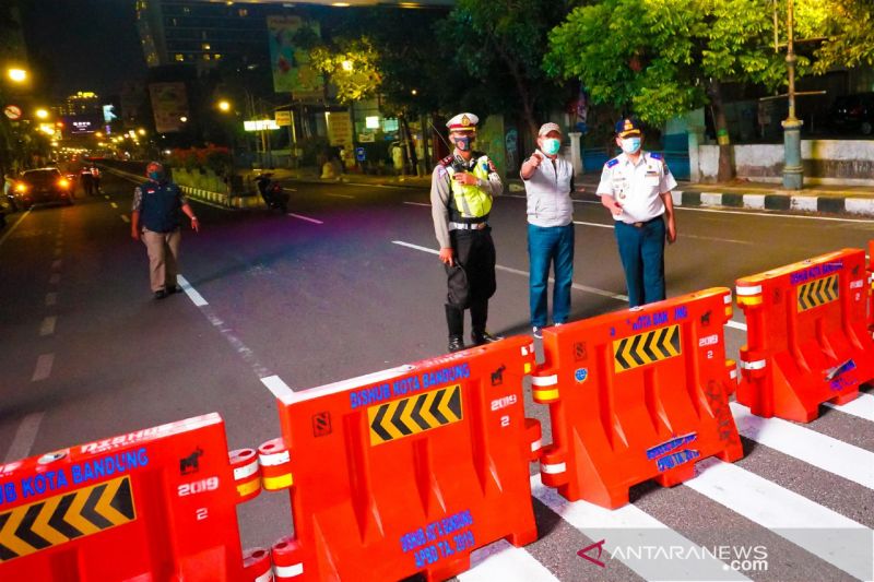 Petugas melakukan penutupan jalan di Kota Bandung pada malam hari. ANTARA/HO-Humas Pemkot Bandung