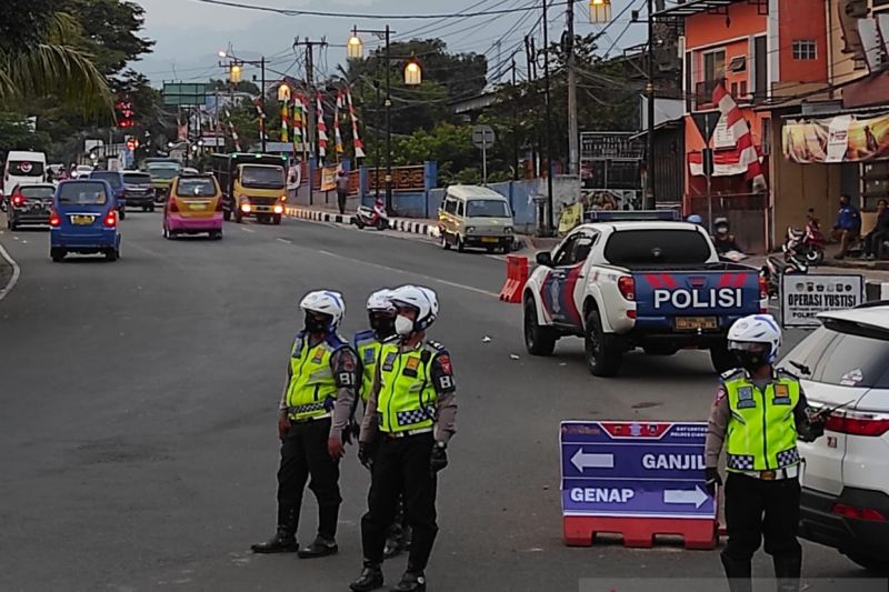 Penerapan ganjil genap akan diberlakukan Polres Cianjur, Jawa barat, menjelang libur natal dan tahun baru di sepanjang jalur utama Puncak-Cianjur, seperti beberapa waktu lalu saat PPKM level 3.ANTARA POTO. (Ahmad Fikri)