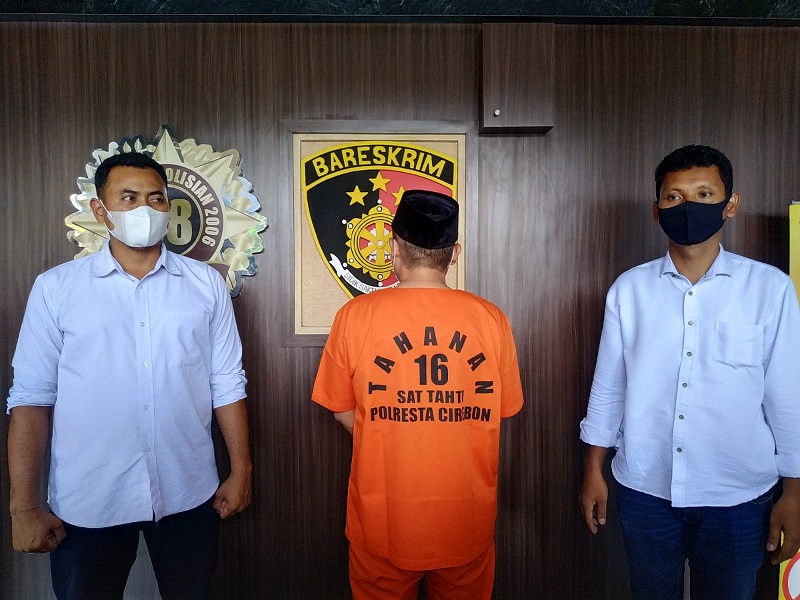  Kades di Cirebon ditahan pihak kepolisian, karena menggunakan dana desa dan BLT untuk membayar hutang pribadinya. Kades di Cirebon ditahan pihak kepolisian, karena menggunakan dana desa dan BLT untuk membayar hutang pribadinya.