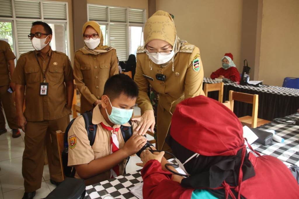Vaksinasi covid-anak di Purwakarta. (Foto: MI/Reza S)
