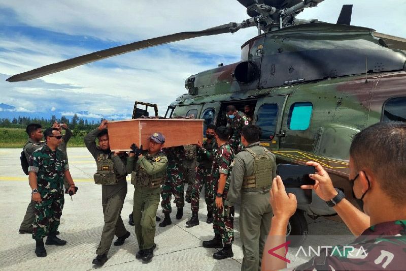 Jenazah tiga prajurit yang gugur dalam kontak tembak di Gome, Kabupaten Puncak, Papua, dievakuasi ke Timika menggunakan helikopter Caracal, Kamis (27/1/2022). ANTARA/HO-Korem 173 PVB/am.