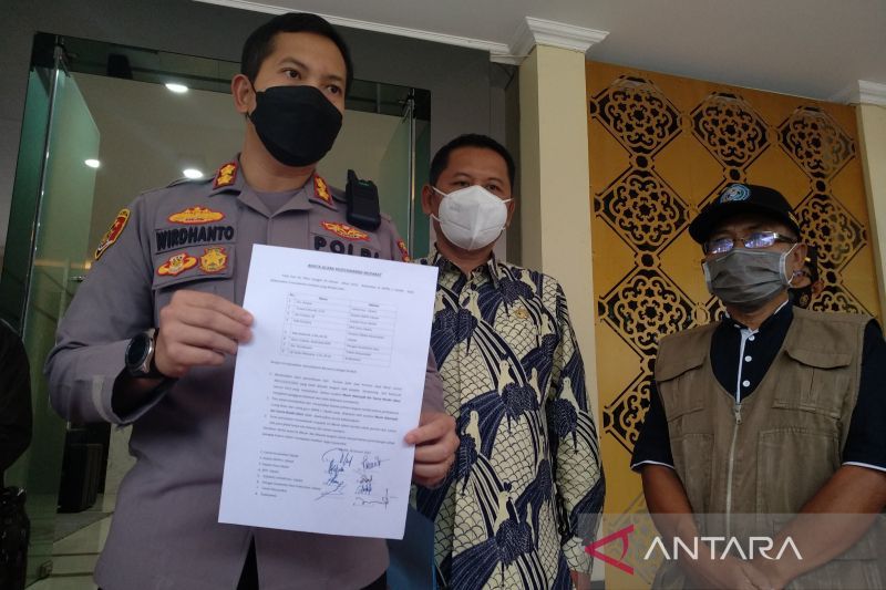 Kepala Kepolisian Resor Garut AKBP Wirdhanto Hadicaksono menunjukkan surat pembebasan tuntutan hukum kasus pembakaran sekolah di Markas Polres Garut, Jumat (28/1/2022). (ANTARA/Feri Purnama)