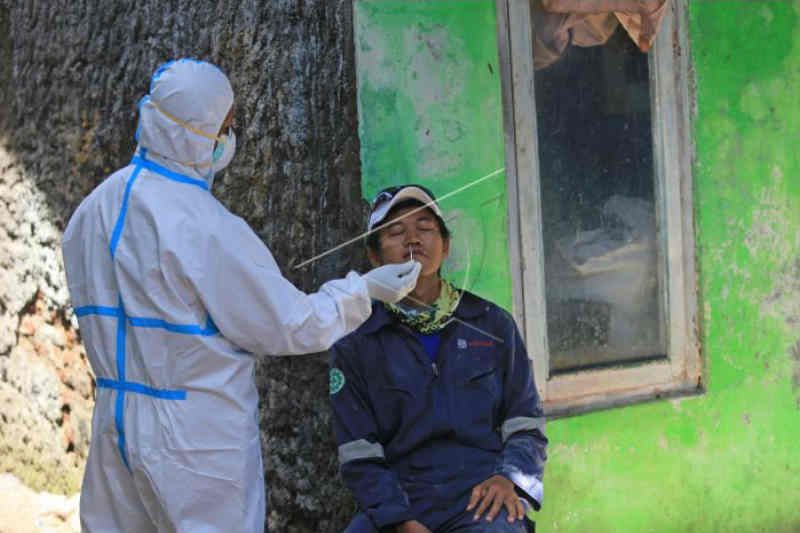 Petugas kesehatan melakukan tes usap PCR kepada warga di RT 05 Desa Sukaurip, Balongan, Indramayu, Jawa Barat, Selasa, 25 Februari 2022. Foto: Antara/Dedhez Anggara/rwa
