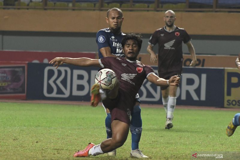 Pesepak bola PSM Makassar ilham Udin (kanan) berebut bola dengan pesepak bola Persib Bandung Supardi Nasir. (ANTARA FOTO/Fakhri Hermansyah)