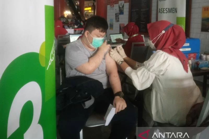Warga Makassar ikut melakukan vaksinasi covid-19 untuk memperkuat antibodi dalam melawan covid-19. Foto: Antara/Muh Hasanuddin