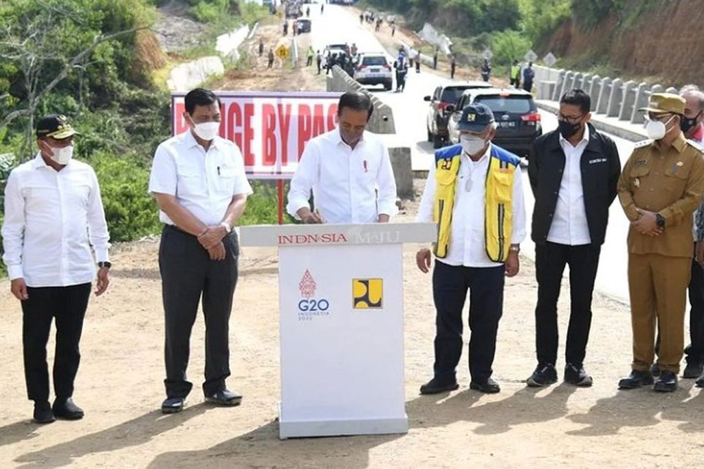 Presiden Joko Widodo saat meresmikan Jalan Bypass Balige di Sumatra Utara, Rabu, 2 Februari 2022. Foto: BPMI Setpres